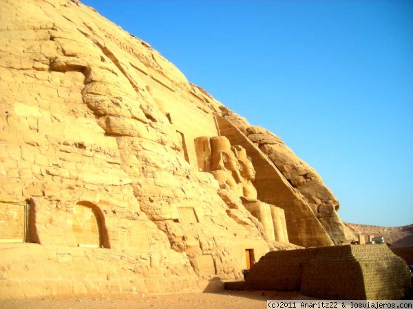 Entramos en Abu Simbel
Abu Simbel es un emplazamiento de interés arqueológico que posee dos templos excavados en la roca (hemispeos). Está situado al sur de Egipto, en la ribera occidental del lago Nasser a unos 230 km al suroeste de Asuán (como 300 km por carretera), próximo a su emplazamiento original.
