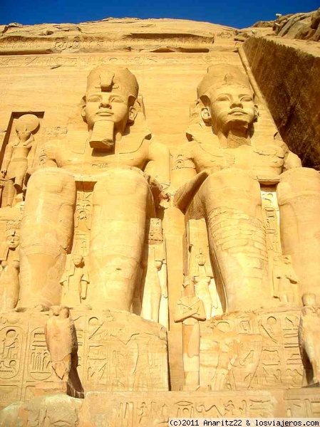 Estatuas en la parte derecha de Abu Simbel
Abu Simbel es un emplazamiento de interés arqueológico que posee dos templos excavados en la roca (hemispeos). Está situado al sur de Egipto, en la ribera occidental del lago Nasser a unos 230 km al suroeste de Asuán (como 300 km por carretera), próximo a su emplazamiento original.
