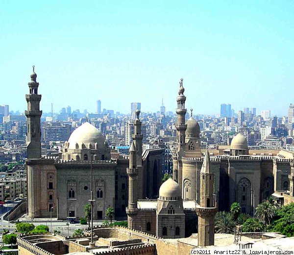 La Mezquita del Sultán Hassan y Vista de Egipto
Sultán Hassan tenía apenas 13 años de edad cuando asumió el poder como sultán, esto en el año de 1347. Luego de 5 años se empezaron las construcciones de la Mezquita, tiempo en el cual uno de los minaretes se derrumba, matando con esto a cerca de 3000 personas.
