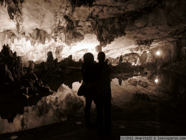 Sombras en la Gruta de la Flauta de Caña.
Cueva de la flauta de caña (Reed Flute Cave). Guilin. La cueva de la flauta de caña está situada al pie de la colina Guangming a las afueras de Guilin. Se trata de una magnífica cueva cárstica de piedra caliza con un recorrido de unos 500 metros.
