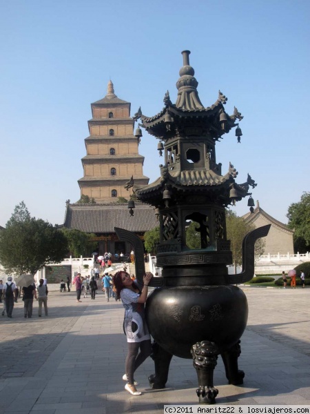 Yo en la Gran Pagoda de la Oca Salvaje
Fue construida durante la dinastía Tang en el año 648. El propósito de su construcción fue el de albergar una serie de escritos Budismo|budistas que trajo consigo el monje Xuanzang después de un viaje a la India.
