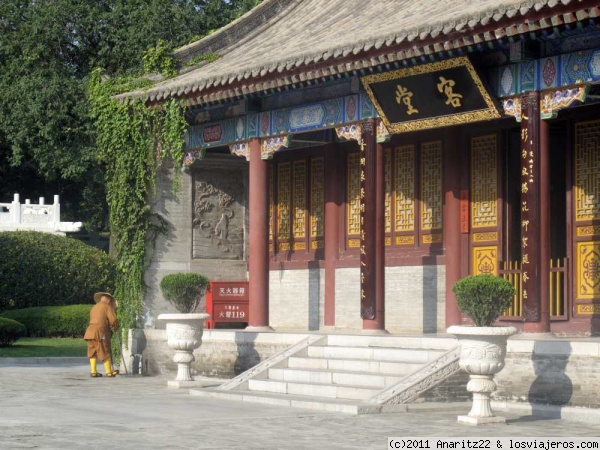 Limpiando en la Pagoda del Ganso Salvaje
Fue construida durante la dinastía Tang en el año 648. El propósito de su construcción fue el de albergar una serie de escritos Budismo|budistas que trajo consigo el monje Xuanzang después de un viaje a la India.
