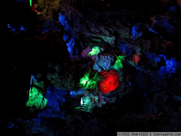 Cueva de la flauta de caña y su rosa
Cueva de la flauta de caña (Reed Flute Cave). Guilin. La cueva de la flauta de caña está situada al pie de la colina Guangming a las afueras de Guilin. Se trata de una magnífica cueva cárstica de piedra caliza con un recorrido de unos 500 metros.
