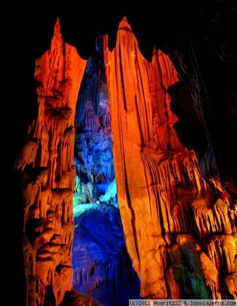 Gruta en la Cueva de la flauta de caña
Cueva de la flauta de caña (Reed Flute Cave). Guilin. La cueva de la flauta de caña está situada al pie de la colina Guangming a las afueras de Guilin. Se trata de una magnífica cueva cárstica de piedra caliza con un recorrido de unos 500 metros.
