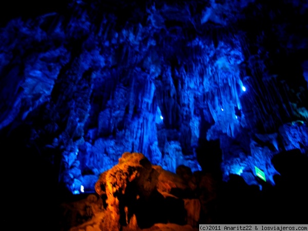 Rocas azules en la Cueva de la flauta de caña
Cueva de la flauta de caña (Reed Flute Cave). Guilin. La cueva de la flauta de caña está situada al pie de la colina Guangming a las afueras de Guilin. Se trata de una magnífica cueva cárstica de piedra caliza con un recorrido de unos 500 metros.
