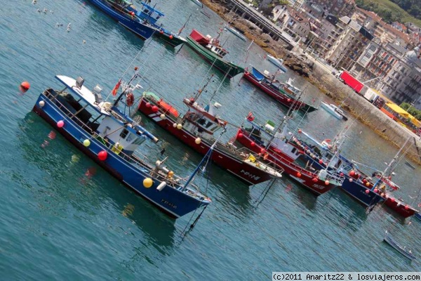 Barcos en el puerto de Castro
Una de las localidades más hermosas, turísticas e importantes de Cantabria. Combina las infraestructuras de una ciudad moderna con el encanto y belleza de la parte antigua, donde la mejor iglesia gótica de Cantabria y un castillo medieval se alzan sobre el puerto.
