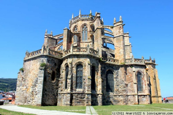 Iglesia gótica de Santa María de la Asunción - Castro Urdiales
Es la obra gótica más destacada de Cantabria y presenta los caracteres típicos: amplias naves, eleva das bóvedas, arbotantes y contrafuertes que soportan el peso del edificio. Por sus dimensiones tiene aspecto de catedral. Data del siglo XIII pero ha sufrido algunas reformas.
