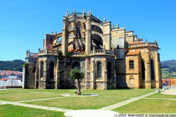 Lateral de Santa María de la Asunción - Castro Urdiales
Es la obra gótica más destacada de Cantabria y presenta los caracteres típicos: amplias naves, eleva das bóvedas, arbotantes y contrafuertes que soportan el peso del edificio. Por sus dimensiones tiene aspecto de catedral. Data del siglo XIII pero ha sufrido algunas reformas.
