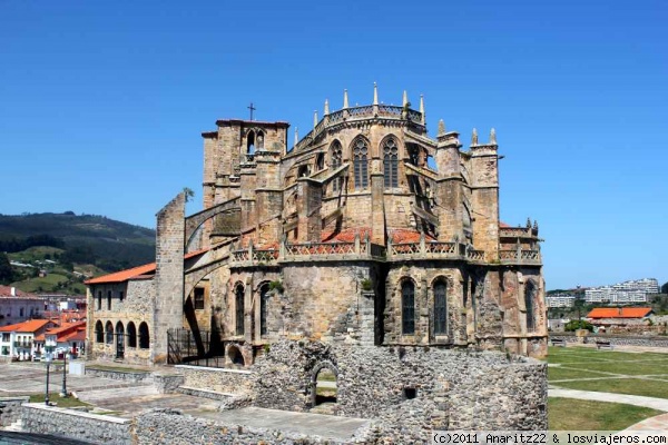 Vista general de la Iglesia de Santa María de la Asunción
Es la obra gótica más destacada de Cantabria y presenta los caracteres típicos: amplias naves, eleva das bóvedas, arbotantes y contrafuertes que soportan el peso del edificio. Por sus dimensiones tiene aspecto de catedral. Data del siglo XIII pero ha sufrido algunas reformas.
