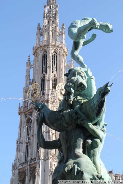 Fuente de Brabo y Onze Lieve Vrouwe Kathedral
Catedral de Amberes (Onze Lieve Vrouwe Kathedral): Su construcción comenzó en el siglo XIV y se extendió dos siglos. Es el mayor templo religioso de Bélgica.
