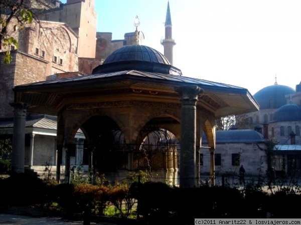 Patio Interior de Ayasofya
Santa Sofía, la Divina sabiduria' o Hagia Sophia (griego: Άγια Σοφία, turco Ayasofya Müzesi) es la antigua catedral cristiana de Constantinopla (actualmente Estambul, en Turquía) , convertida en mezquita en 1453 y en museo en 1935.
