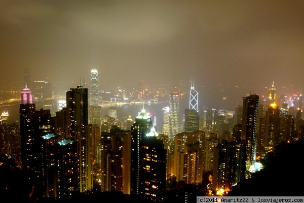 Pico Victoria de noche
El Pico Victoria (Victoria Peak) es la montaña más alta de la isla de Hong Kong con 552 metros de altura.
