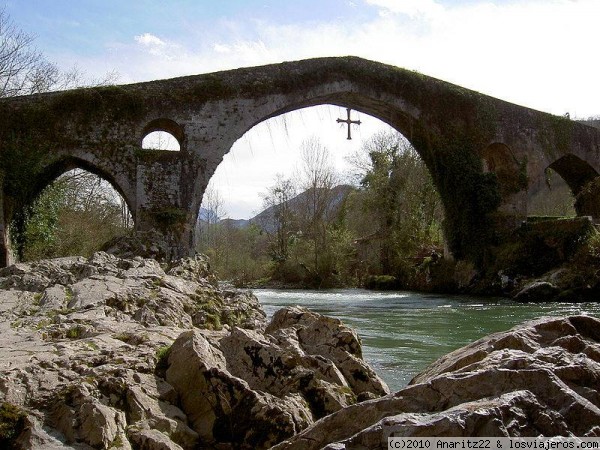 Puente romano de Cangas de Onis -1
El puente que se conserva en la actualidad es de la Edad Media, si bien fue construido sobre otro de la época romana. Cangas de Onís es igualmente conocida por ser la puerta de entrada al Parque Nacional de los Picos de Europa y a Covadonga.
