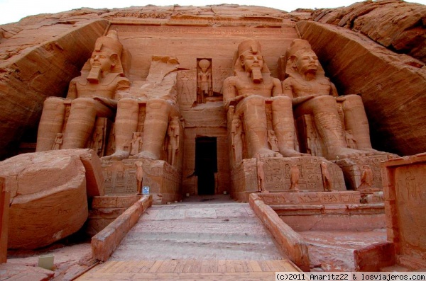 Foto del templo de Abu Simbel
Abu Simbel es un emplazamiento de interés arqueológico que posee dos templos excavados en la roca (hemispeos). Está situado al sur de Egipto, en la ribera occidental del lago Nasser a unos 230 km al suroeste de Asuán (como 300 km por carretera), próximo a su emplazamiento original.
