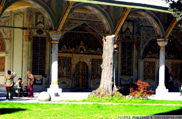 Puerta de Oro de el Palacio de Topkapi
El Palacio Topkapi (Palacio de la Puerta de los Cañones) por estar situado cerca de una puerta de ese nombre, situado en Estambul, fue el centro administrativo del Imperio otomano desde 1465 hasta 1853. El palacio está situado entre el Cuerno de Oro y el Mar de Mármara, y desde él se ve el Bósforo.
