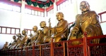 Monjes en la Sala de los 500 monjes que se llama luohan que tiene Kongfu
Hangzhou , China