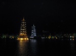 Pagodas iluminadas en el lago Shan Hu
Guilin, China