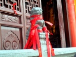 Estatua Leon Chino con cintas de los deseos en el Templo de Buda de jade