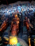 El Salón de la Magnificencia, los fieles se arremolinan con sus ofrendas e incienso.
Hangzhou , China