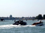 BatLancha y elefante por Venecia.