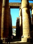 Paseando entre las columnas del templo de Luxor