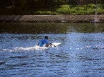 Niño navegando por el Nilo en un trozo de tabla