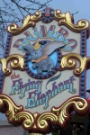 Cartel en la entrada de la atraccion Dumbo
Paris,  Francia,  Disneyland,  Disney