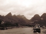 Barco navegando por el río Li