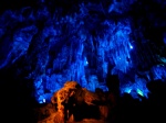 Rocas azules en la Cueva de la flauta de caña