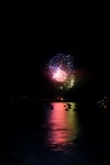 Fuegos artificiales en el puerto en Castro por el Coso Blanco