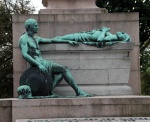 Dos figuras de bronce que representan a los soldados que sirvieron en Francia