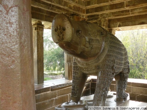 Varaha, Varaha Temple
104 imagen de Varaha, (esta labrado entero) Varaha Temple, conjunto occidental, Khajuraho
