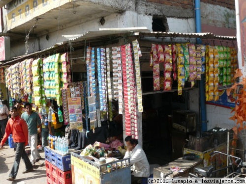 kiosko de estacion de buses
204 kiosko de estacion de buses(las tiras que se ven colgando, las finas, son tabaco en polvo que consumen todos, desde crios a mujeres a hombres; y despues escupen en el suelo) en Khajuraho
