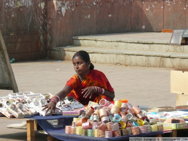 Viajar a  India: Pulseras Antimosquitos - mujer vendiendo pulseras (Pulseras Antimosquitos)