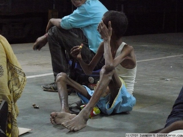 Viajar a  India: Inter Rail - muchacho  estacion de tren de Varanasi (Inter Rail)