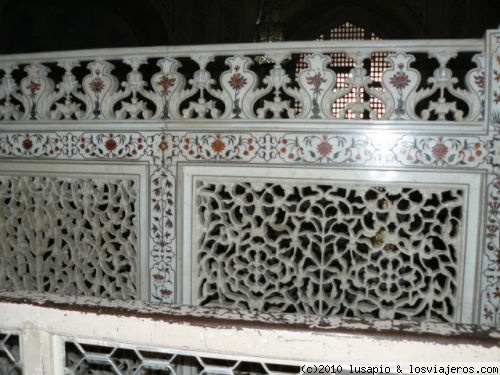detalle dentro de Taj Mahal
505 detalle de las celosias de marmol  que rodean las tumbas, dentro de Taj Mahal, Agra
