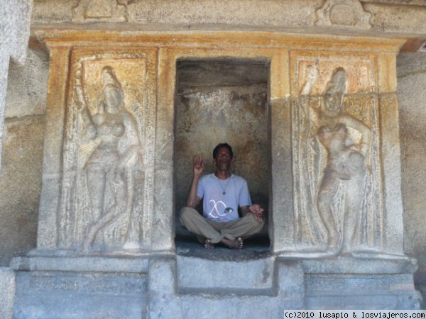 hombre ohm
903 aqui dentro se ponian los santones a orar (como nos demuestra este hombre), cerca del barrio de los escultores, Mamallapuram

