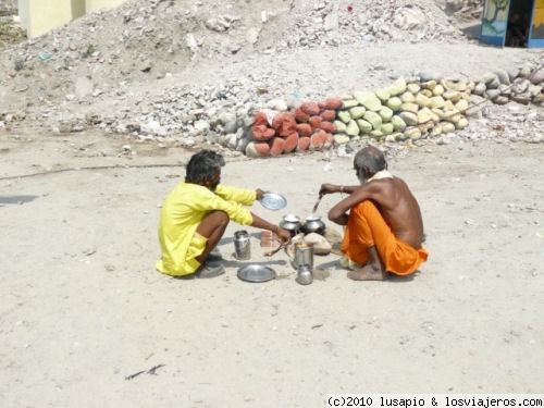 sadhus cocinando
904 dos sadhus cocinando a la orilla del Ganges, Rishikesh
