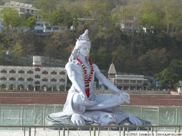 Viajar a  India - Estatua de Shiva meditando