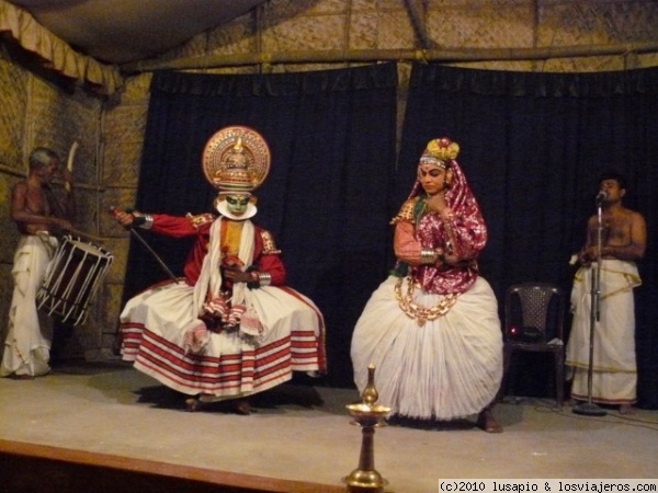 Kathakali 2
2502 los dos actores y dos musicos de la representacion del Kathakali que vimos nosotros. hay mas versiones. Cochin
