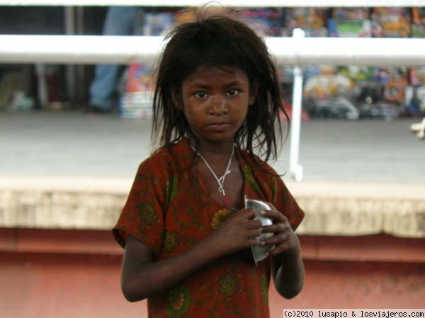 niña con plato
2503 en las estaciones hay muchos menores, esta niña estaba en la de Patna
