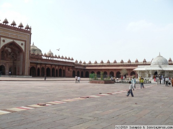 mezquita de Fatherpur Sikri
404 patio de la mezquita (por este y por todos en la India, ponen esterillas y alfombras para ir, descalzo, de un lado a otro, sin quemarse los pies) Fatherpur Sikri
