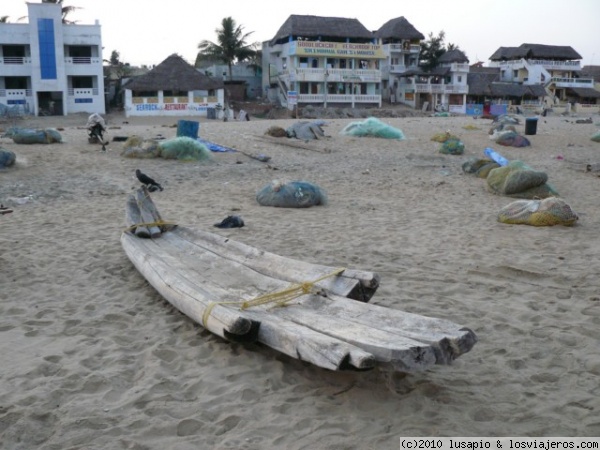 barca tipica en Mamallapuram 
903 barca tipica en playa de Mamallapuram
