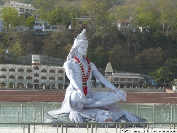 Estatua de Shiva meditando
904 estatua de Shiva meditando en el Ganges, (muy cerquita de aqui se puede visitar el asram donde los Beetles compusieron su Disco Blanco, Rishikesh
