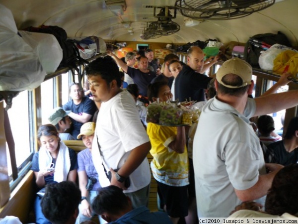 El tren
Otra típica escena de tren en la Tailandia rural. Vamos a ver los elefantes.
