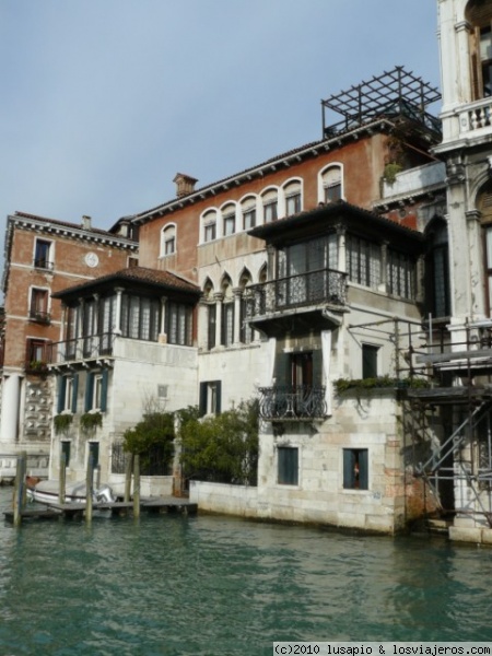 Casa en canal
Esta casa, en el mismo canal, da idea de que no todo son grandes y ostentosos palacios. Además, en la parte de arriba hay una terraza (que se utilizaban antes, para las mujeres secarse el pelo, despues de laverselo).
