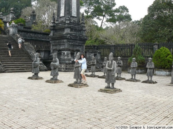 La tumba de Khai Dinh 2.
Las figuras son a tamaño natural.
