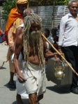 sadhu   con bote
Haritwar