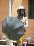 sadhu con paraguas