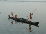 recogiendo barro en los backwaters